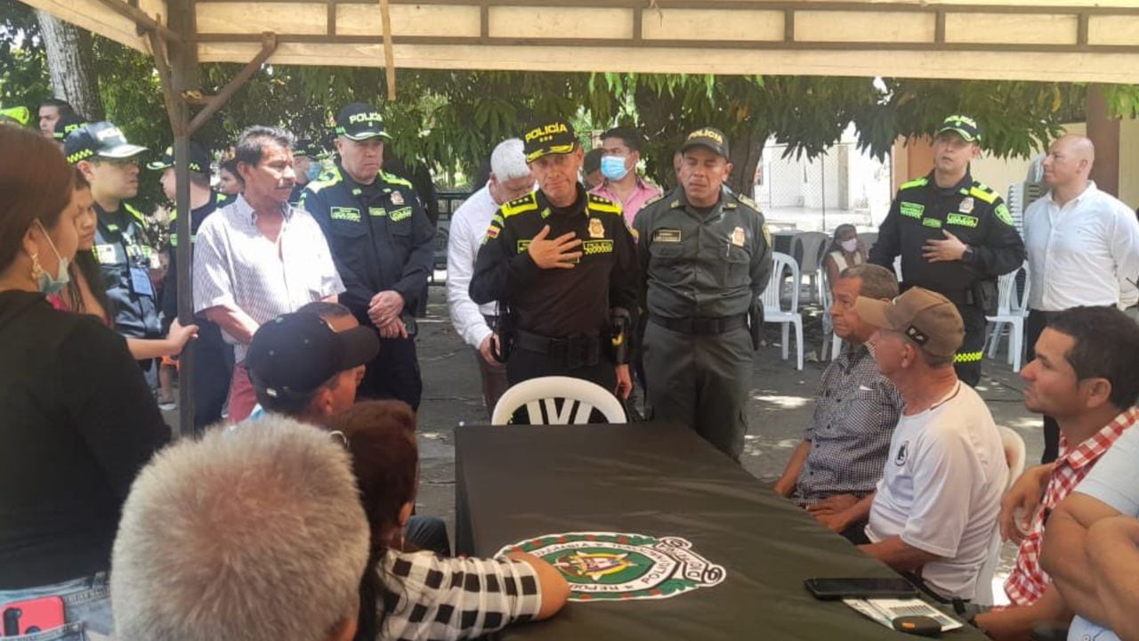 El director de la Policía Nacional, general Henry Sanabria Cely, visitó a la comunidad de Chochó, Sucre.
