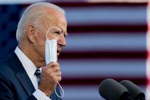 El exvicepresidente del candidato demócrata a la presidencia, Joe Biden, sostiene su máscara mientras habla en el Parque Militar Nacional de Gettysburg en Gettysburg, Pensilvania, el martes 6 de octubre de 2020 Foto AP / Andrew Harnik