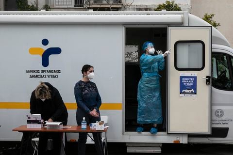 El personal médico de la Organización Nacional de la Salud (EODY) se encuentra en un punto de prueba al aire libre para COVID-19, en Atenas, el domingo 14 de marzo de 2021. Hasta ahora se han administrado más de 1.1 millones de dosis de la vacuna COVID-19 en Grecia. pero las infecciones siguen aumentando a pesar de cuatro meses de medidas de bloqueo. (Foto AP / Yorgos Karahalis)