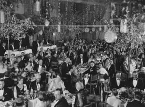 El escenario no fue un teatro como hoy sino el Blossom Room del hotel Roosevelt de la meca del cine.