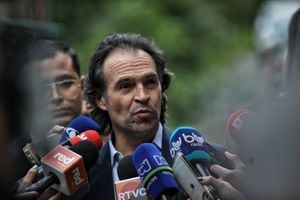 Rueda de prensa de Fico Gutierrez a la salida de conversación con Cesar Gaviria