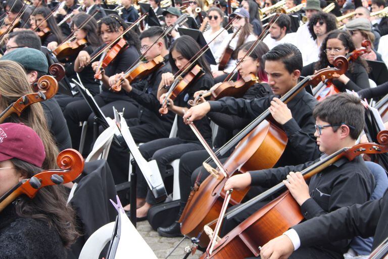 La Orquesta Filarmónica de Bogotá interpretó seis obras en el concierto más grande del mundo.