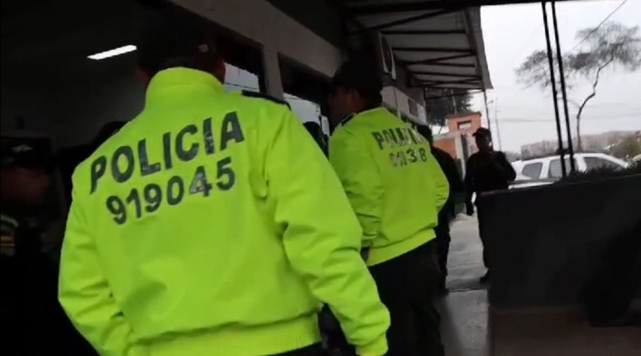 Momento en el que los policías de chaqueta verde llegan a un CAI de Bogotá a capturar a uno de sus compañeros por un posible caso de corrupción.