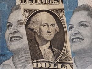 Dólar sigue con fuerte volatilidad en el país, pero se mantiene en la línea de los 4.100 pesos. Getty