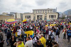 Por medio de redes sociales y con el #ALaCalle22A, diferentes ciudadanos en algunas partes del país reportaron su manifestación pública en las calles.