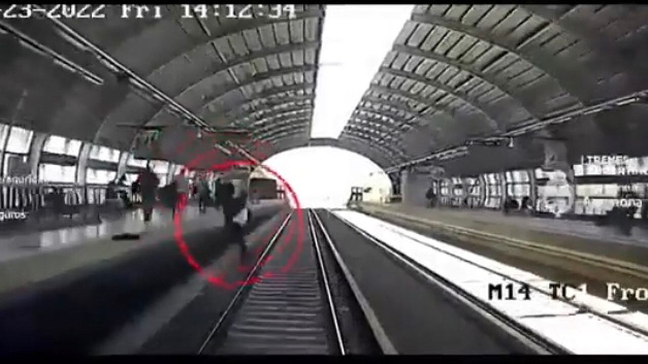 El hecho quedó registrado en un video en el que se puede ver a un  hombre que camina por una de las plataformas de la estación cuando de repente cae ante las miradas de asombro de las personas que se encontraban en el lugar.
