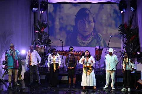 Artistas colombianos actúan durante el concierto 'Paz al Oido' en el Centro de Memoria, Paz y Reconciliación de Bogotá