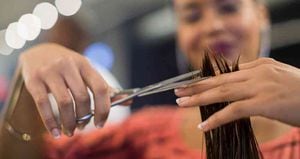 El sector de belleza está encadenado con varias industrias, desde la de muebles para las peluquerías hasta las que les venden insumos, lo que implica que allí devengan su sustento casi 1 millón de personas en el país.
