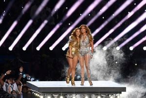 Shakira y Jennifer López se presentan en el escenario durante el espectáculo de medio tiempo del Pepsi Super Bowl LIV en el Hard Rock Stadium el 2 de febrero de 2020 en Miami, Florida.