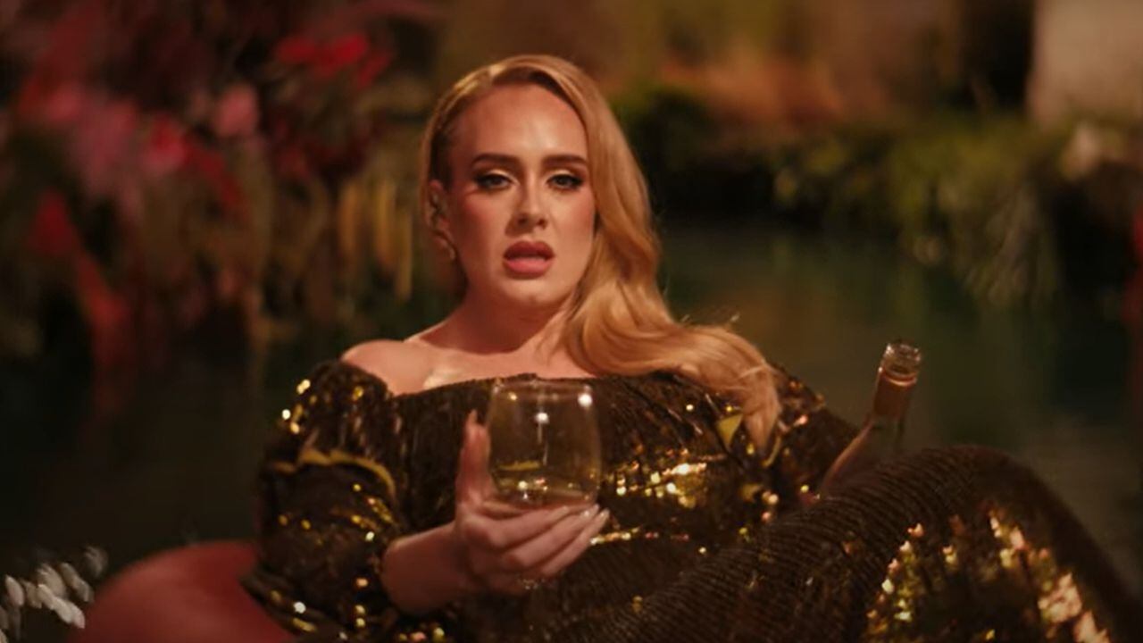 Así luce Adele en el video de su canción "I drink wine". Foto: YouTube.