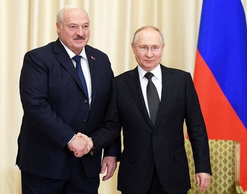 El presidente ruso Vladimir Putin le da la mano al presidente bielorruso Alexander Lukashenko durante una reunión en la residencia estatal de Novo-Ogaryovo en las afueras de Moscú, Rusia