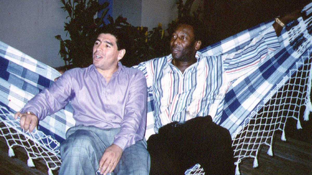 Las leyendas del fútbol Diego Maradona y Pelé descansan en una hamaca durante una recepción en Río de Janeiro, Brasil, el 14 de mayo de 1995. REUTERS/Stringer/File Photo