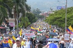 Miles de personas se desplazan por la Calle 5 en la capital vallecaucana.