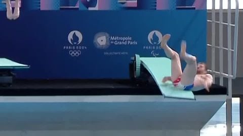 El clavadista se desliza durante la ceremonia de inauguración de la piscina olímpica