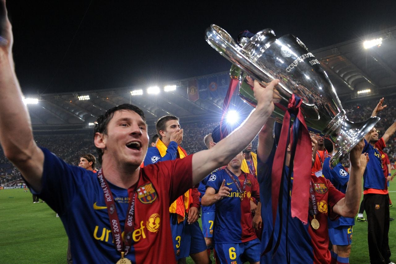 Lionel Messi levantando la Champions League de la temporada 2008/09.