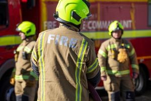 Incendio que fue atendido por 10 máquinas y alrededor de 70 bomberos en una serie de tiendas en Longbridge Road, Barking en Londres.