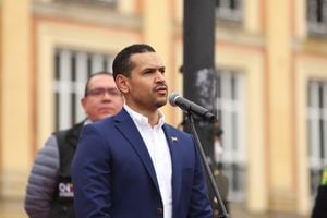 Ministro del interior Daniel Palacios hace la apertura de las votaciones
