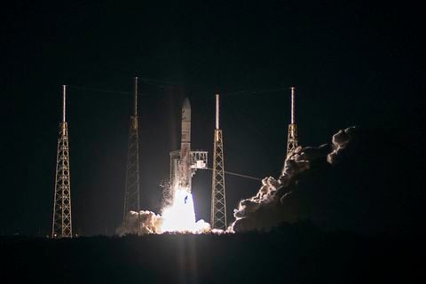 El nuevo cohete, el Vulcan Centaur de United Launch Alliance (ULA), despega del Complejo de Lanzamiento Espacial 41d en la Estación de la Fuerza Espacial de Cabo Cañaveral en Cabo Cañaveral, Florida.