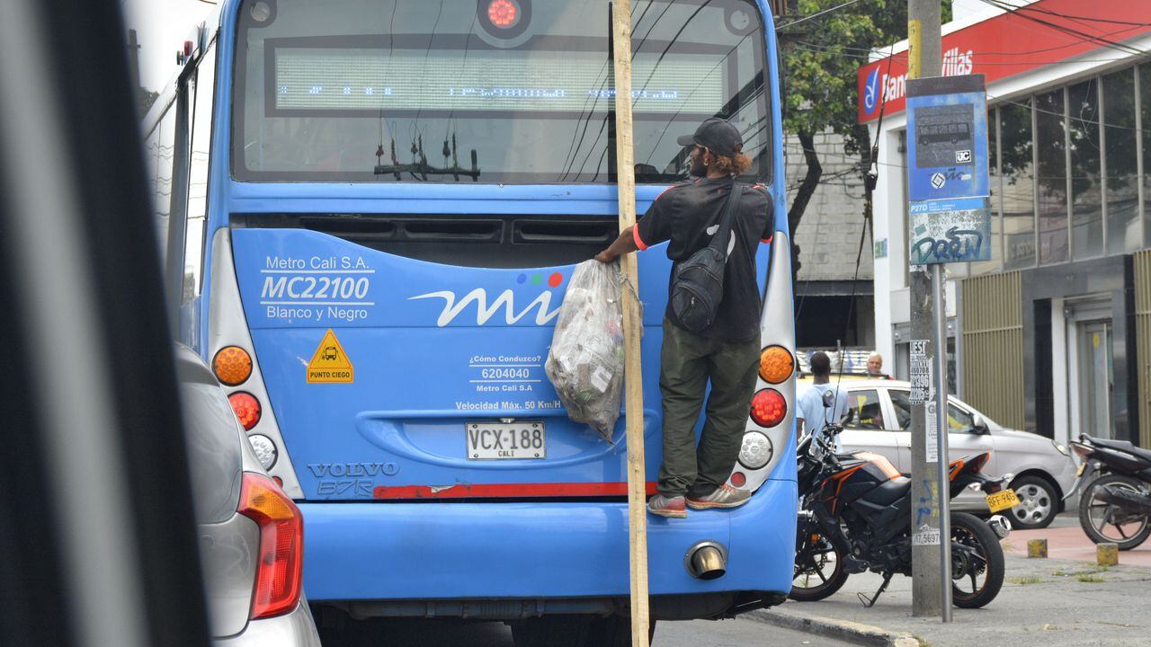 Las personas que se ‘cuelgan’ de la parte trasera de los buses, normalmente llevan otros elementos como costales, palos, entre otros elementos, arriesgando sus vidas y la de los usuarios del bus.