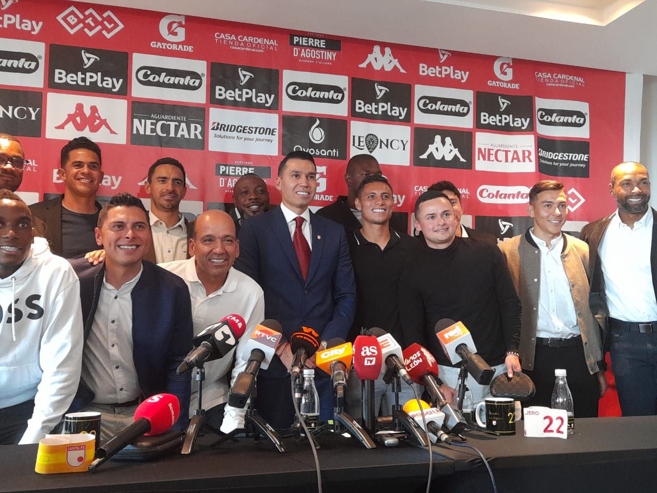 Leandro Castellanos y compañeros de Santa Fe en la despedida del arquero del fútbol profesional