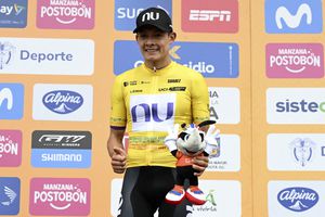 El pedalista colombiano Rodrigo Contreras, de la escuadra Nu Team, exhibe el trofeo como líder del Tour Colombia 2024, al término de la tercera etapa.  /Foto Luis ACOSTA / AFP)