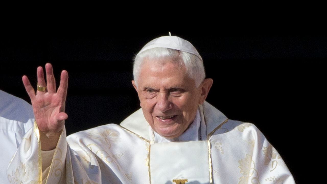 Esta fotografía de archivo del 19 de octubre de 2014 muestra al Papa Emérito Benedicto XVI cuando llega a la Plaza de San Pedro en el Vaticano. (AP Photo/Andrew Medichini, FILE)