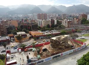 Demolición del monumento a los Héroes en Bogotá, espacio en el que iniciarán obras de la primera linea del Metro.
