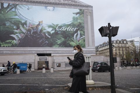 Una persona con la máscara cubierta para protegerse del coronavirus en París el 30 de noviembre del 2021.  (AP foto/Lewis Joly)