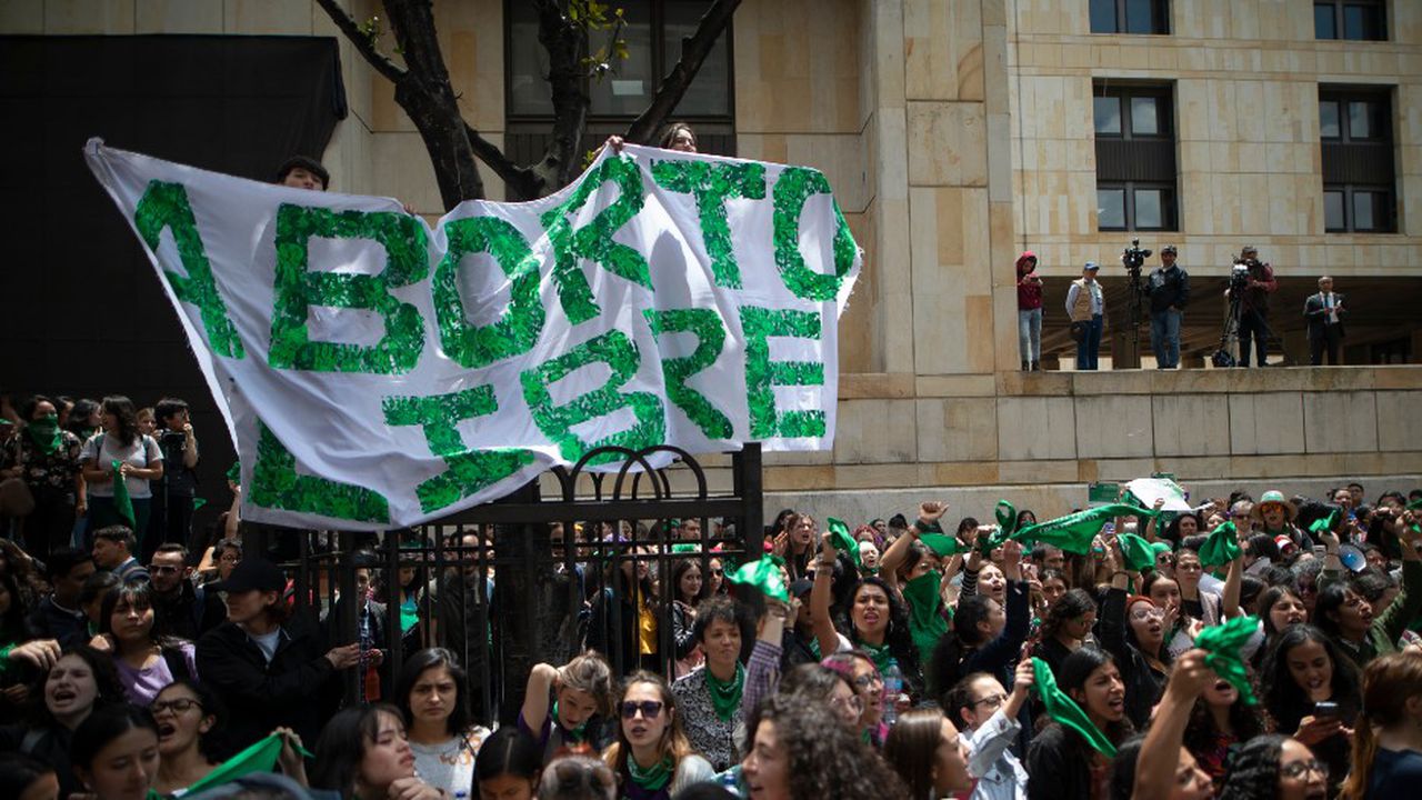 Mujeres, con pancartas y pañoletas verdes, exigen que se les reconozcan sus derechos a la salud sexual y reproductiva a través de la despenalización del aborto.