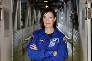 En esta foto del martes 25 de junio de 2019 puesta a disposición por la NASA, la astronauta Megan McArthur posa para un retrato en el Centro Espacial Kennedy en Florida. McArthur es miembro de la tripulación del tercer lanzamiento de astronautas de SpaceX a la Estación Espacial Internacional el viernes 23 de abril de 2021 Foto: Joel Kowsky / NASA vía AP.