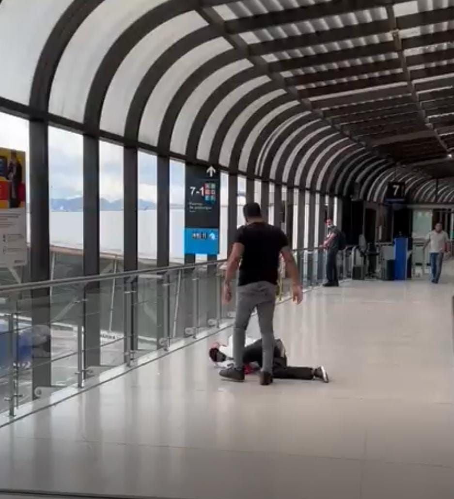 Agresión de pasajero a empleado de Avianca en el Aeropuerto José María Córdova de Río Negro.