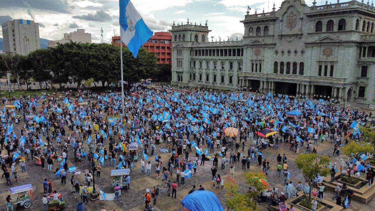 Manifestantes participan en una convocatoria para respaldar la transición del presidente electo, Bernardo Arévalo, el 2 de septiembre de 2023.