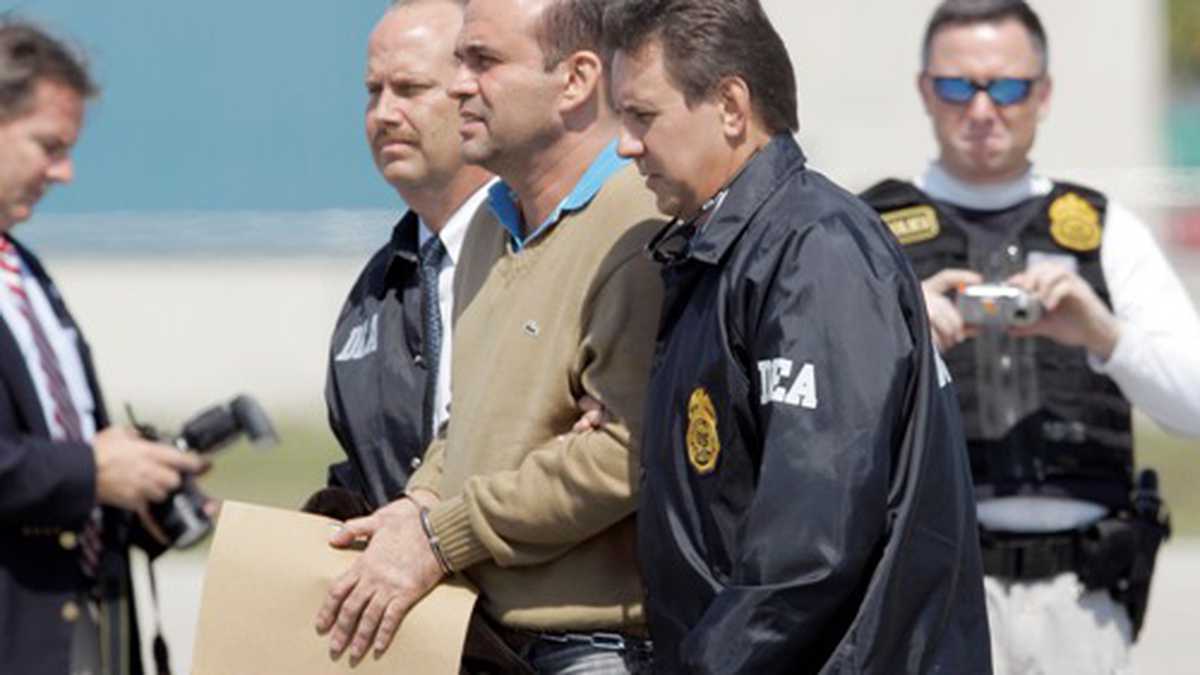 Mayo 13, 2008 - El Gobierno ordena la extradición repentina de de 14 ex jefes paramilitares a Estados Unidos. En la foto, Salvatore Mancuso conducido por agentes de la DEA.