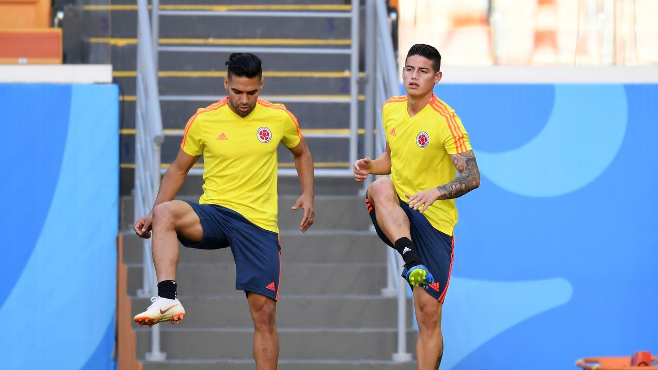SARANSK, RUSSIA - JUNE 18:  James Rodriguez (R) and Radamel Falcao warm up during a training session ahead of the FIFA World Cup Group H match between Colombia and Japan at Mordovia Arena on June 18, 2018 in Saransk, Russia.  (Photo by Etsuo Hara/Getty Images)