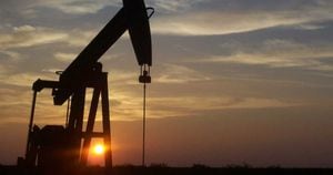 La sobreoferta de petroléo podría perdurar hasta finales del 2016. 