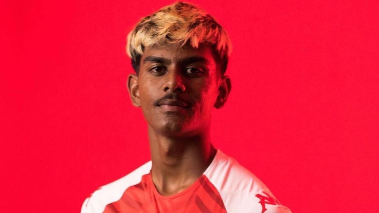 Aniket Bharti, futbolista indio.