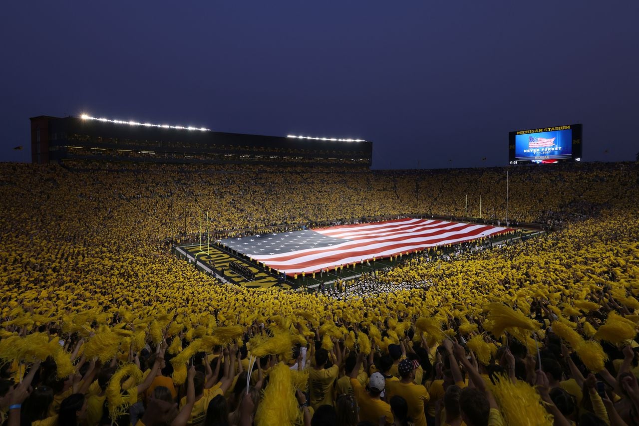 Vista general del estadio de Michigan antes del partido entre los Washington Huskies y los Michigan Wolverines el 11 de septiembre de 2021 en Ann Arbor, Michigan. Los socorristas locales levantaron una bandera durante un homenaje al 20º aniversario del 11 de septiembre. (Foto de Gregory Shamus/Getty Images)