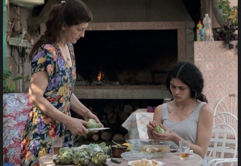 En la cinta 'El Agua', de Elena López Riera, Ana sueña con huir de un pueblo que apesta a muerte.