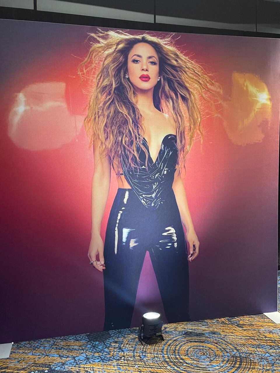 Durante el lanzamiento, Shakira presentó la canción “Puntería”, junto a Cardi B, y contó que fue "una superexperiencia trabajar con ella, conocerla como artista”, al tiempo que agradeció a su disquera Sony Music por el apoyo que le han brindado para hacer de este álbum algo más que real.