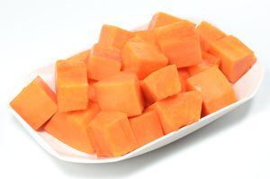 Para bajar de peso la papaya se debe consumir en la mañana.