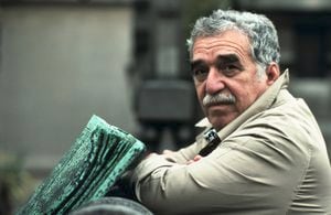 El escritor colombiano y ganador del premio Nobel de literatura Gabriel García Márquez posa para una sesión de retratos el 11 de septiembre de 1990 en París, Francia.
