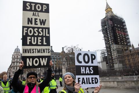 “Dentengan todas las nuevas inversiones en combustibles fósiles ahora” y “COP ha fallado” son dos de los mensajes que se leían en las manifestaciones después de la cumbre de cambio climático realizada en Glasgow que dejó decepcionados a ambientalistas.