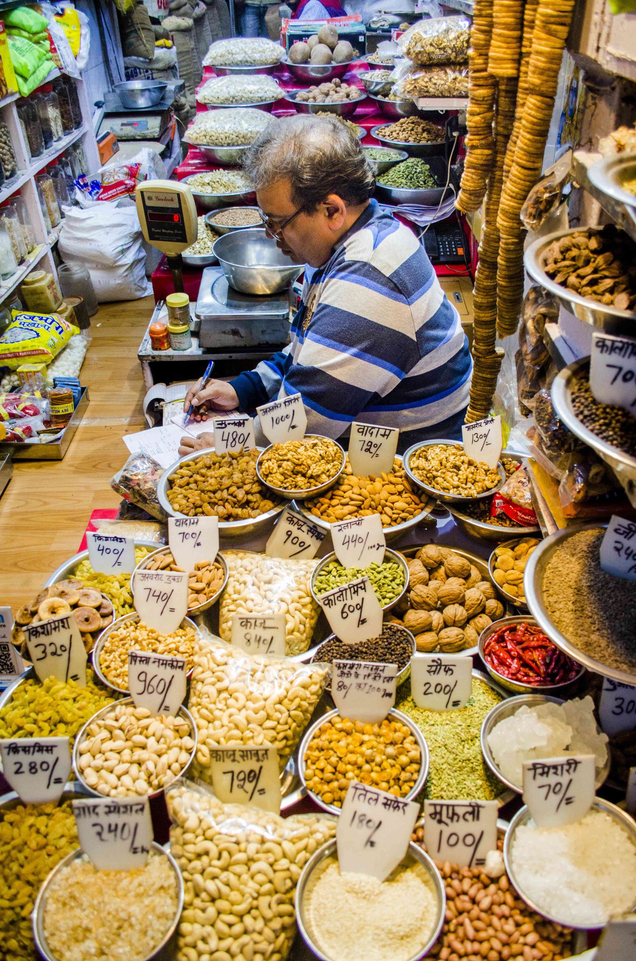 Este comerciante ofrece en su local curry, pimienta negra, pistachos, anís, ajonjolí y pasas, son algunas de las especias y frutos secos. Fotografía: Katerine Lara Rojas