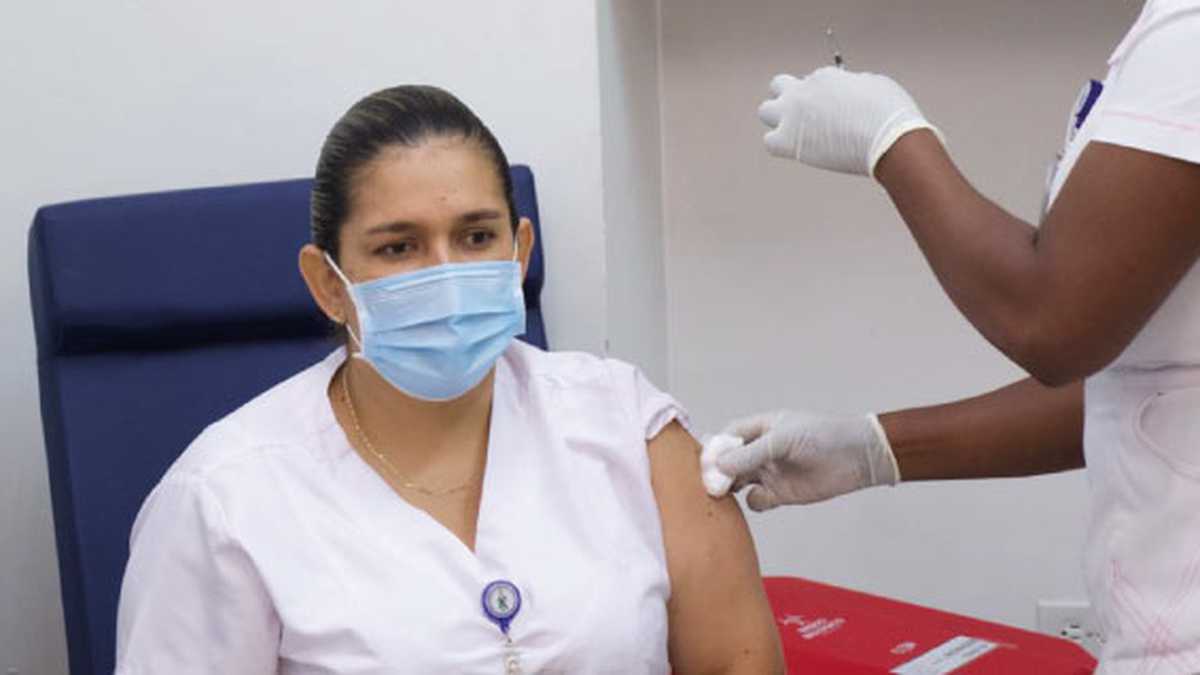 La enfermera Sandra Milena Herrera de la ESE Hospital Universitario del Valle fue la primera vallecaucana en ser vacunada contra el coronavirus.