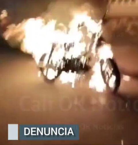 La moto quedó envuelta en llamas depués de que una joven le prendiera fuego. Foto: Tomada de Twitter.