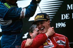 Michael Schumacher, Jean Todt, Gran Premio de España, Circuito de Barcelona-Catalunya, 02 de junio de 1996. Michael Schumacher y el director del equipo Ferrari, Jean Todt, celebran la victoria. (Foto de Paul-Henri Cahier/Getty Images)