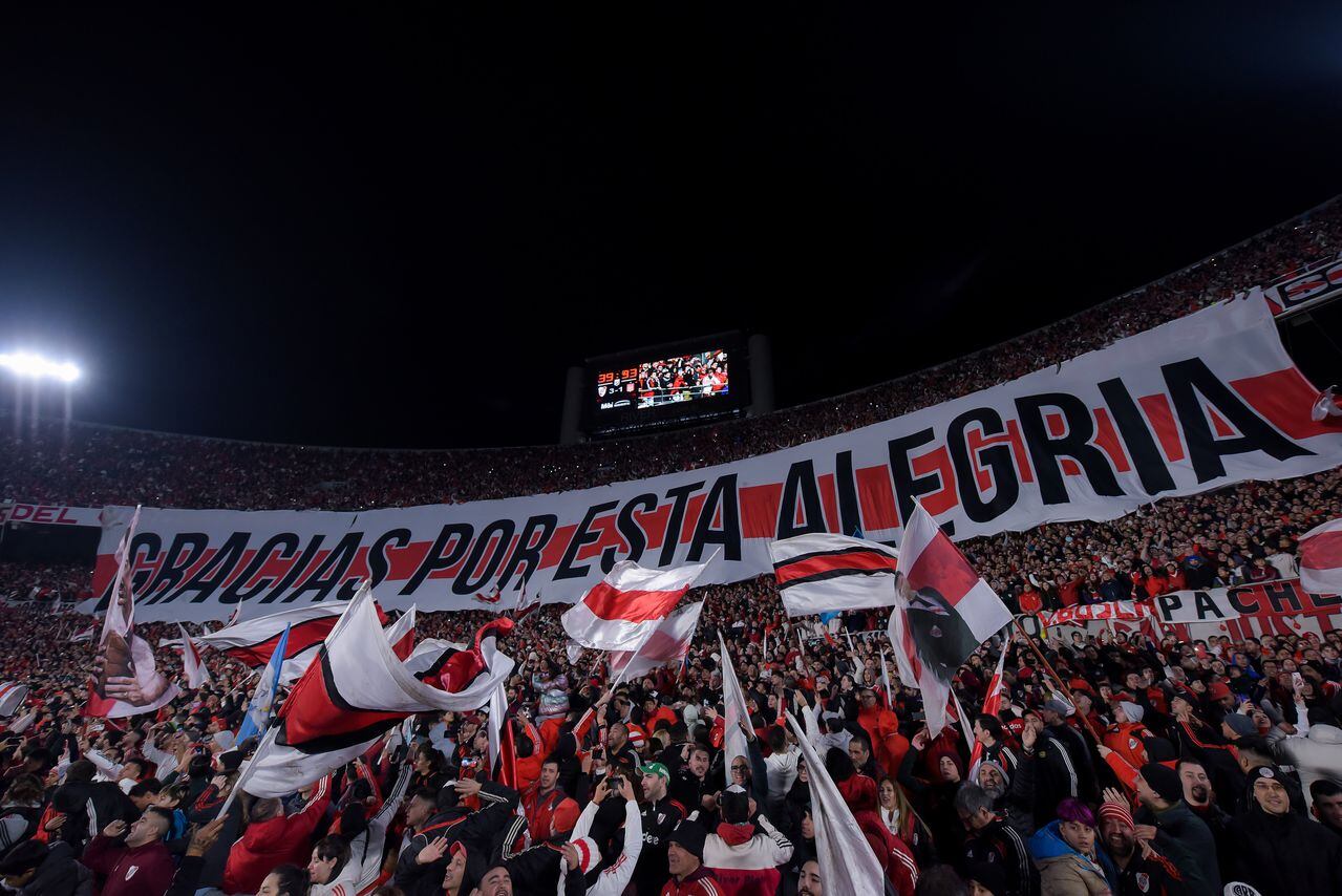 Hinchada de River Plate agradece la conquista del título en Argentina.