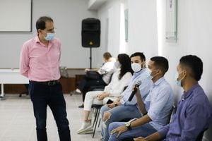 El ministro de Hacienda, José Manuel Restrepo, escuchó las peticiones de los jóvenes en Barranquilla, de cara a la construcción de la reforma tributaria.