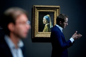 Johannes Vermeer se toma el Rijksmuseum de Ámsterdam, espacio que ofrece una impresionante retrospectiva del maestro que pintó en el siglo XVII y cuya huella aún se siente. Foto: JOHN THYS / AFP.