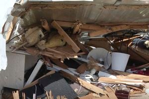 En esta imagen tomada de un video, los escombros yacían esparcidos en una casa el jueves 29 de septiembre de 2022, después de que el huracán Ian azotara North Fort Myers, Florida. (AP Photo)